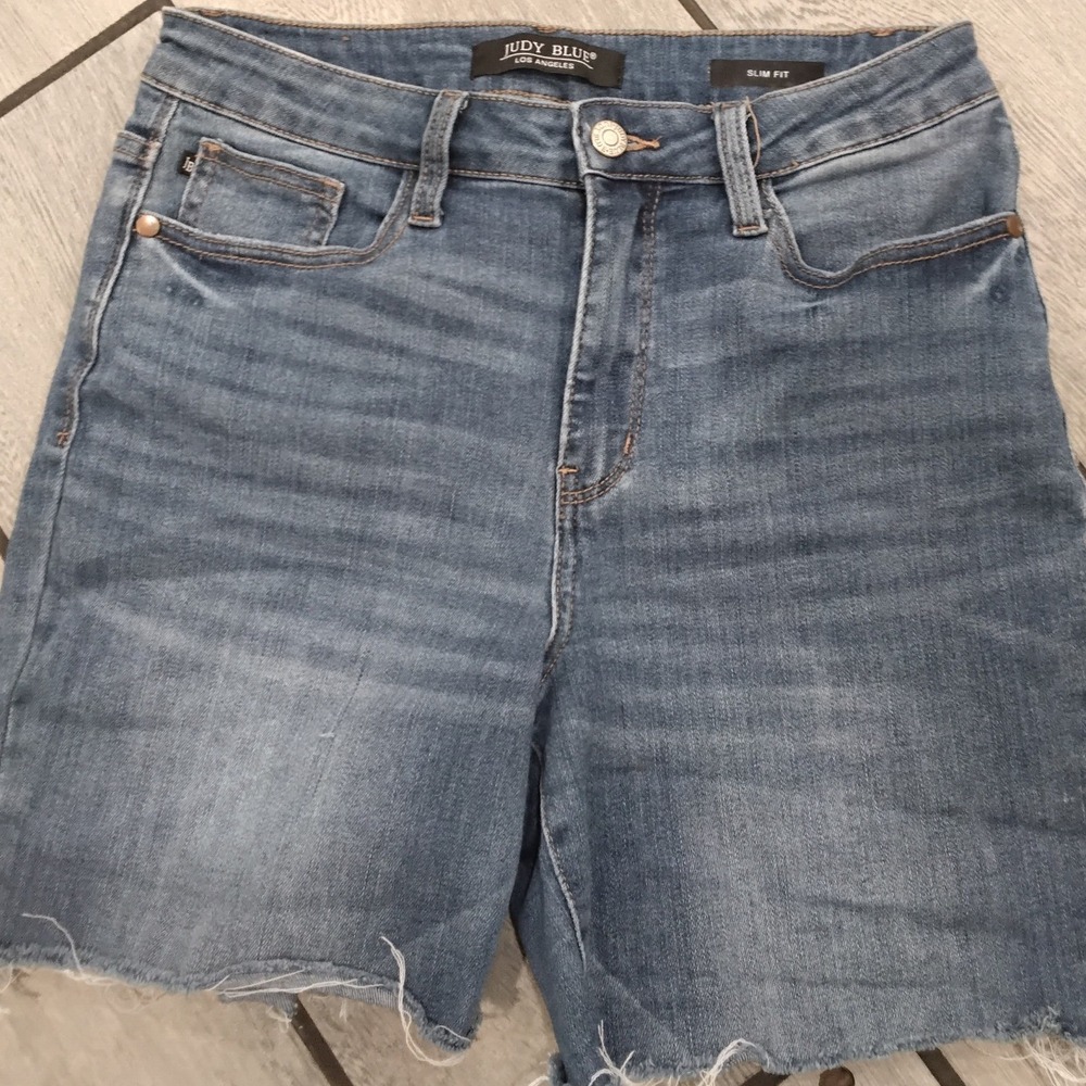 Judy Blue Los Angeles Slim Fit Denim Shorts Raw Hem Medium Wash Womens 3/26